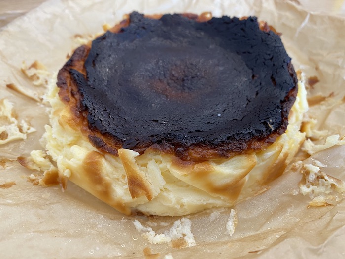 バスクチーズケーキの全体像はこんな感じ