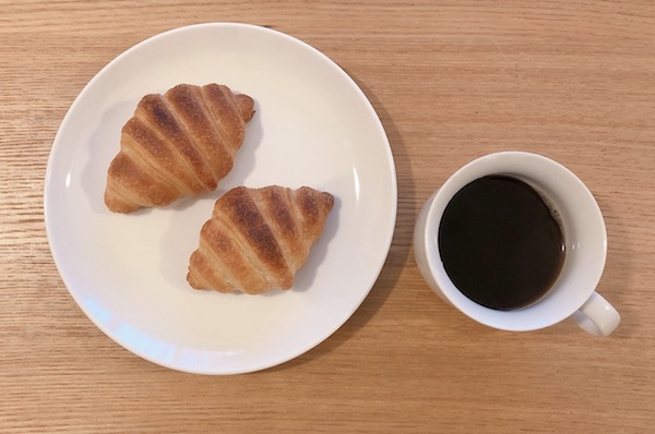パリっと美味しいクロワッサンをほおばる瞬間